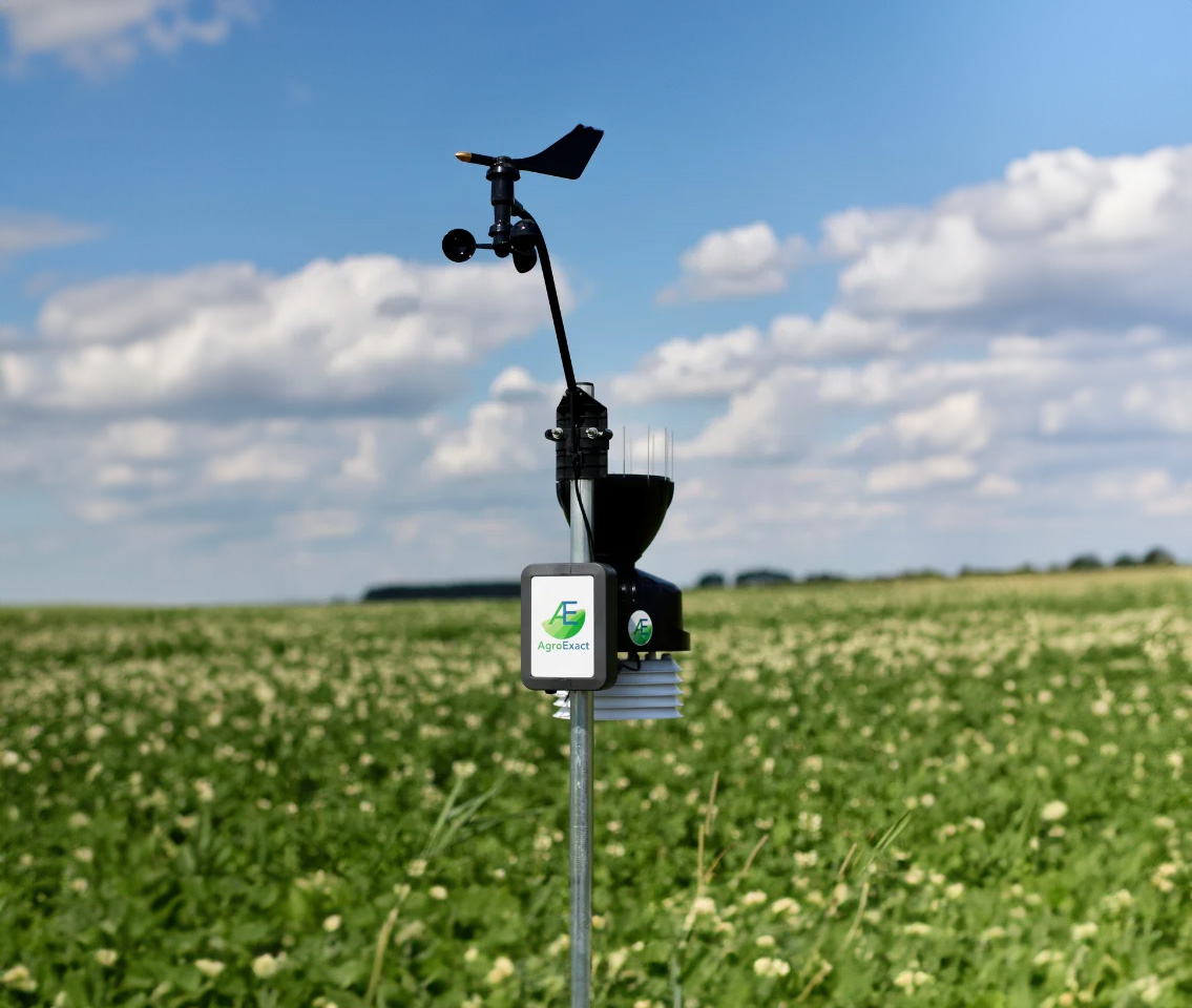 Una estación meteorológica de AgroExact en el campo