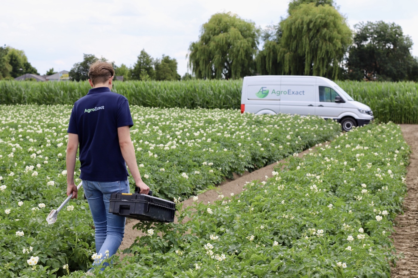 AgroExact bus en medewerker in het veld