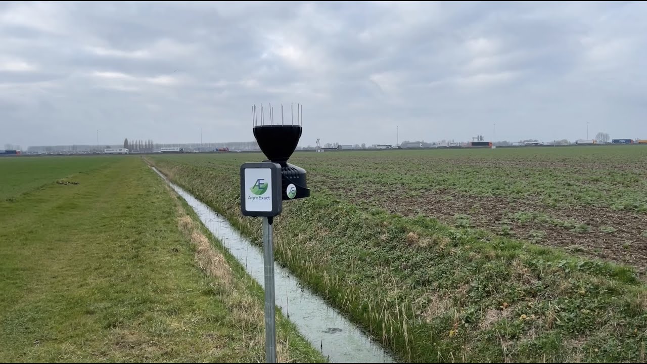 De regenmeter plaatsen